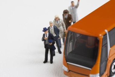 Minyatür figürler halka açık otobüste.