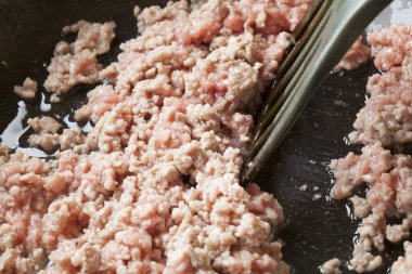 Tavada kıyma pişiriliyor..