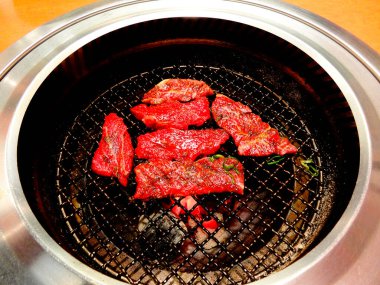 Izgarada pişen taze etin yakın plan görüntüsü.       