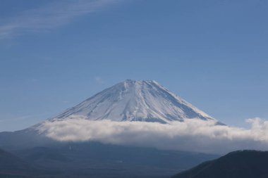 Fuji Dağı sabah vakti karla kaplı. 
