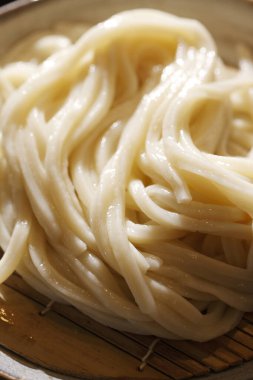 Arka planda lezzetli Japon erişteleri, yakın plan.