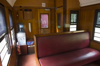 Koltukları olan boş yolcu treninin iç görünümü 