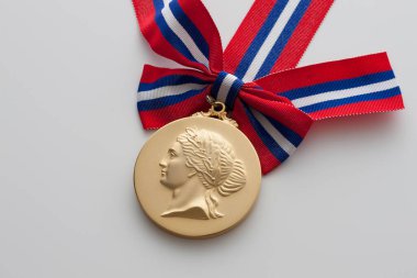 Beyaz arka plan üzerinde bronz madalya