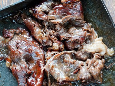 Koyu tepside pişirilmiş sığır eti dilimleri