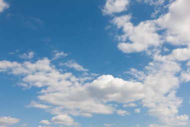 Mavi gökyüzünde beyaz bulutlar, doğa arka planı   