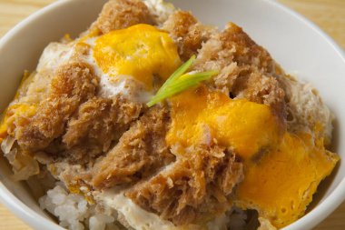 Yumurtalı pilav ve kasede yumurta, Tayland yemeği tarzı.