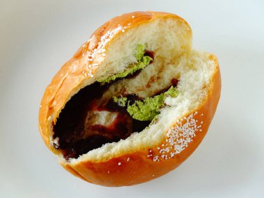 Beyaz bir tabakta tatlı ve renkli bir çörek..