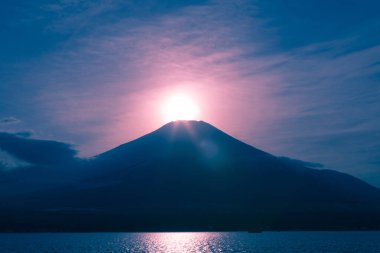 Japonya 'daki gölden Fuji Dağı' nın üzerinde güzel bir günbatımı.