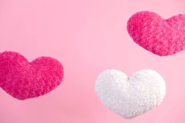 Arka planda güzel pembe ve beyaz kalpler, kapatın.