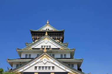 Osaka 'nın güzel kalesi ve mavi gökyüzü, Japonya
