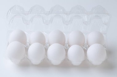 Plastik kutu beyaz tavuk yumurtası.