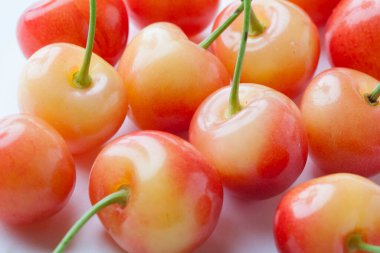 Beyaz arkaplanda taze kirazların görüntüsünü kapat