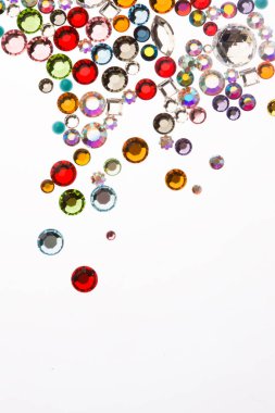 Beyaz arkaplanda izole edilmiş renkli yapay elmaslar