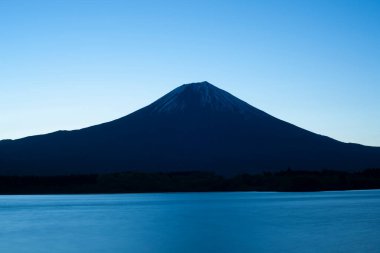 Japonya 'daki Fuji Dağı' nın üzerinde güzel bir gün batımı