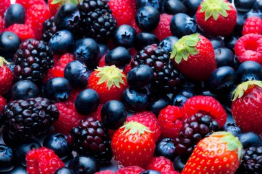 Beyaz arka planda taze taze organik meyveler