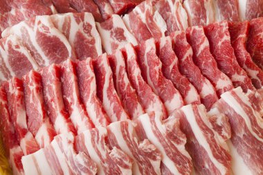 Taze çiğ domuz eti.