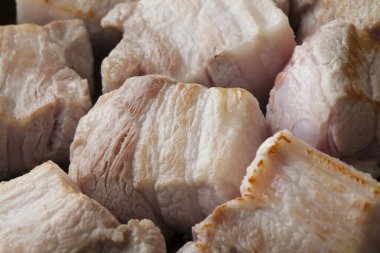 Kızartma tavasında domuz parçaları