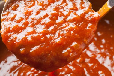 Ev yapımı kırmızı biber sosu.