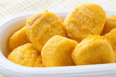 Kavanozda kızarmış tavuk nugget.