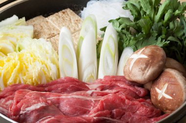 Sukiyaki güveci. Lezzetli Japon yemeği.