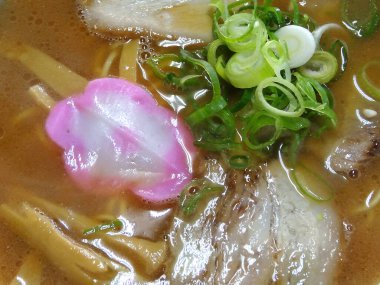 Erişte çorbası ve kasede et, yakın çekim.