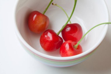 Kasedeki taze kırmızı kiraz manzarasını kapat.