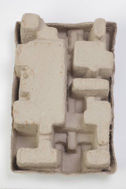 Beyaz arka planda izole edilmiş yüksek kaliteli iplikli kağıt tepsisi. Çevre dostu Kağıt Ucu Küf Taşımacılığı Koruma Paketi