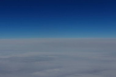 Gökyüzünün arka planında güzel bulutlar        