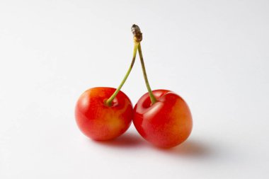 Beyaz arkaplanda taze kirazların görüntüsünü kapat