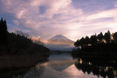 Fuji Dağı ve Gölü Japonya 'da gün doğumunda 
