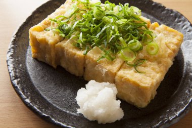 Agedashi Tofu. Tsuyu Çorbası 'nda kızartılmış tofu. Asya yemekleri