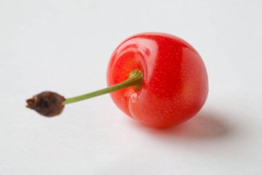 Beyaz arkaplanda taze kiraz çileğinin görüntüsünü kapat