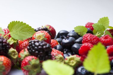 beyaz zemin üzerine taze ve lezzetli meyveler  