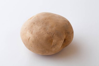 Ham organik beyaz arka plan üzerinde izole patates