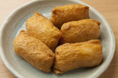 Kızarmış tofunun içine sarılmış pirinç topları.