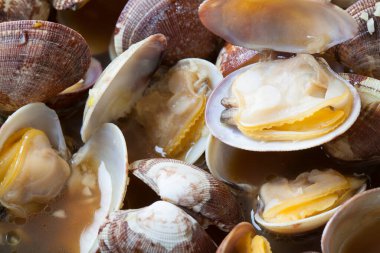 Maydanoz ile haşlanmış midye 