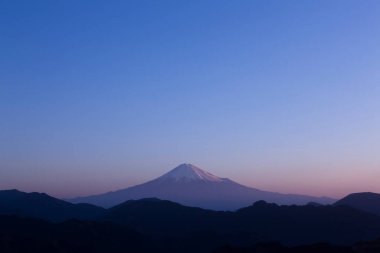 Japonya 'da güzel kar tepeli Fuji dağı. Seyahat kavramı