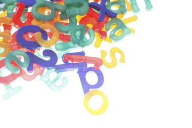 Beyaz arkaplanda izole edilmiş renkli harfler