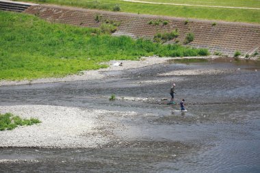 Nehirde balık tutan adamlar