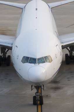 Havaalanındaki uçak pistinde.