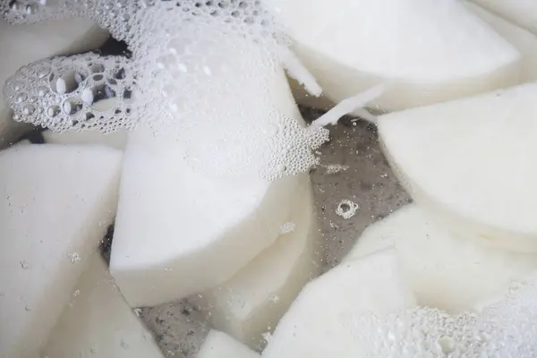 在锅里放新鲜的白色雏菊 — 图库照片