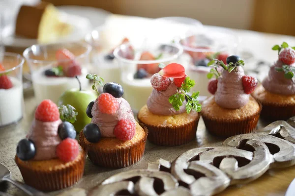 Zblízka Pohled Lahodné Sladké Cupcakes Bobulemi — Stock fotografie