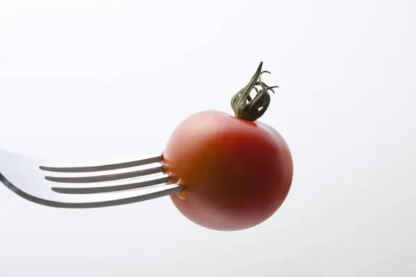 Röd Tomat Med Gaffel Vit Bakgrund — Stockfoto