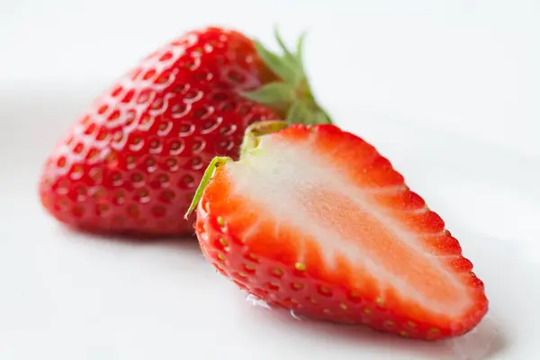 Rote Erdbeeren Auf Weißem Hintergrund — Stockfoto