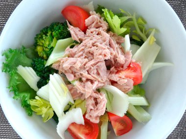 Ton balığı, ton balığı ve sebzeli taze salata.