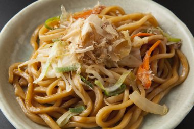 Etli, sebzeli ve soslu kızarmış erişte. Asya mutfağı