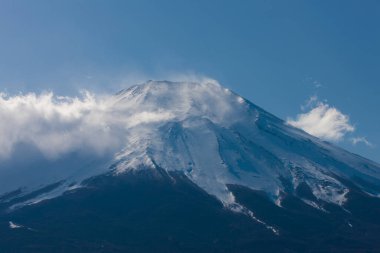 Güzel kar tepeli Fuji dağı kışın