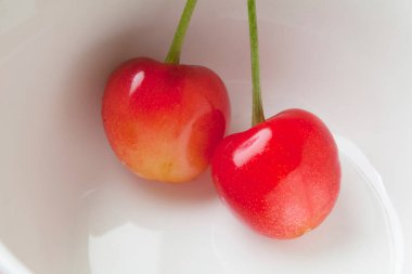 Kasedeki taze kırmızı kiraz manzarasını kapat.