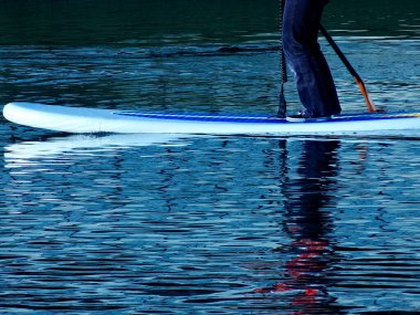 Göl suyunda kürek çeken adam..
