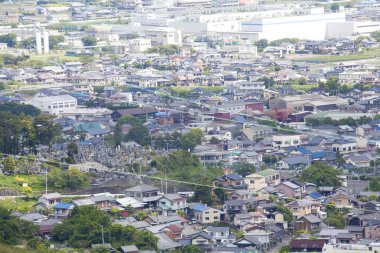 Binaları ve ağaçları olan şehir manzarası